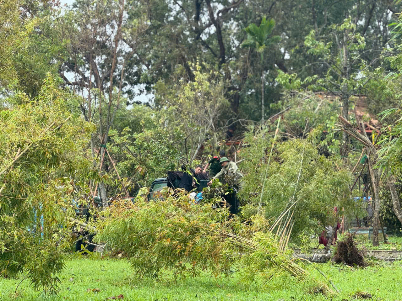 Lực lượng Công an Nghệ An dầm mưa khắc phục bão số 5 tại Khu di tích lịch sử Quốc gia đặc biệt Kim Liên 