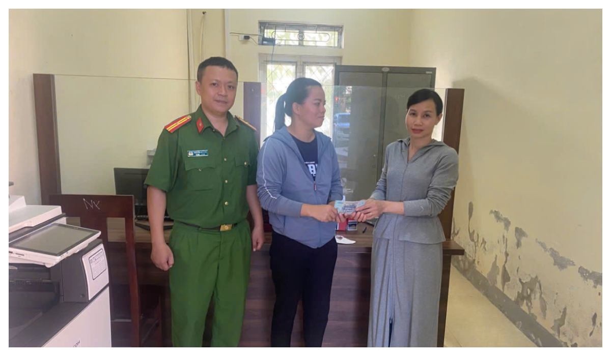 Công an xã Trung Lộc hỗ trợ, trao trả 10 triệu đồng cho người dân đánh rơi trong quá trình đi thanh toán viện phí