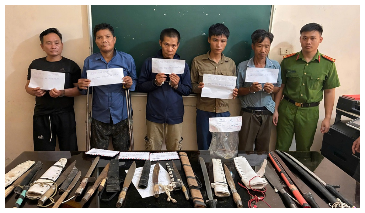 Bắt nhóm đối tượng có nhiều hành vi phạm tội liên quan tới ma túy, thu giữ hàng chục dao, kiếm