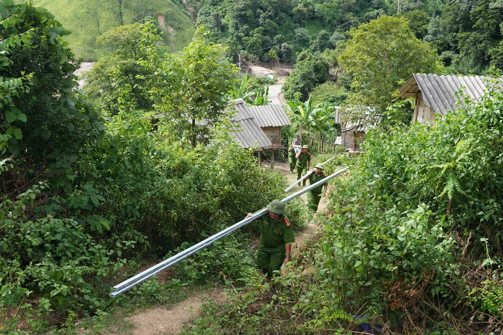 Công an Nghệ An gấp rút đẩy nhanh tiến độ hoàn thành nhà tặng người dân vùng lũ