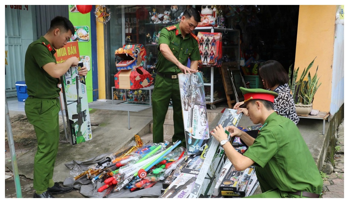 Công an phường Thành Vinh, tỉnh Nghệ An phát hiện, xử lý cơ sở tàng trữ, bày bán hàng trăm khẩu súng, đao, kiếm nhựa đồ chơi nguy hiểm