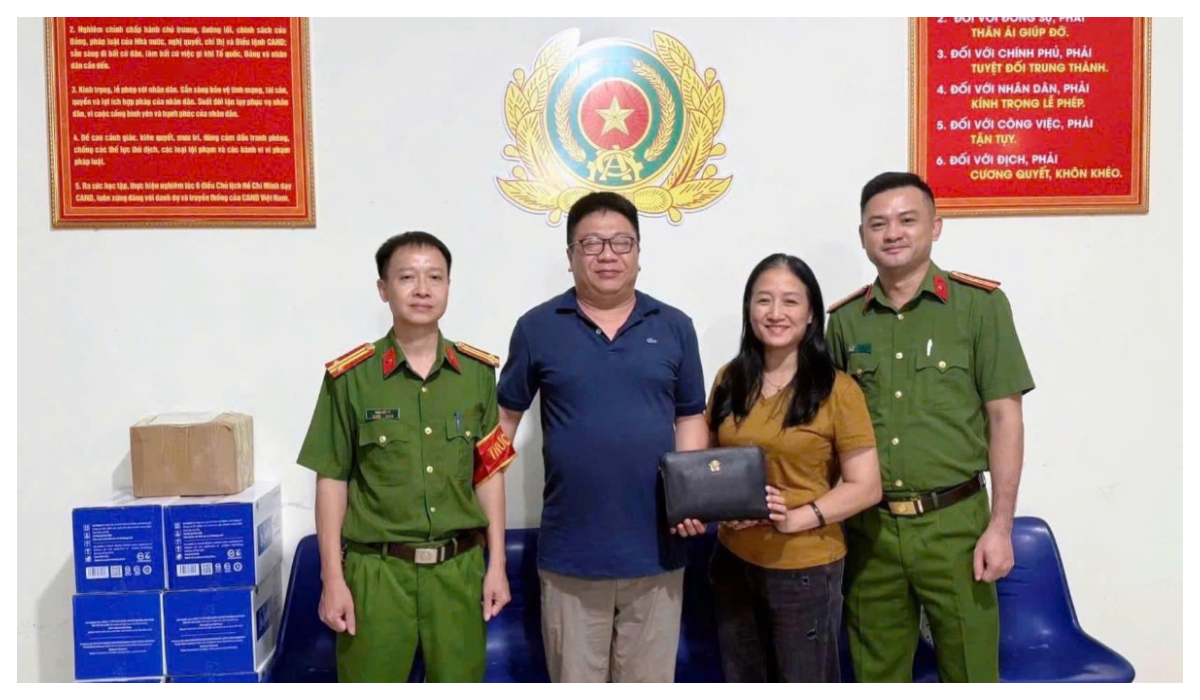 Thiếu tá Công an nhặt được của rơi, trả lại tài sản cho người dân
