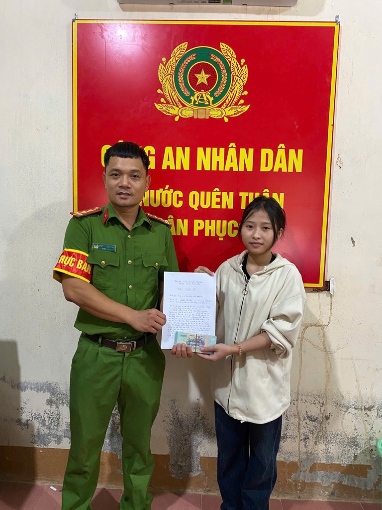 Công an xã truy tìm tài sản bị đánh rơi, trao trả cho người dân