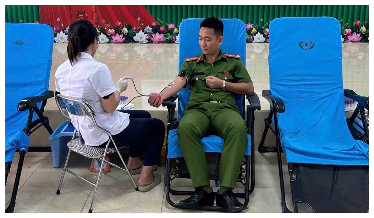 Cán bộ Công an xã Tân An hiến máu cứu người trong cơn nguy kịch