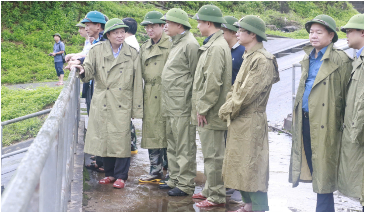 Lãnh đạo Công an tỉnh tham gia kiểm tra công tác ứng phó bão số 10 tại các địa phương ven biển