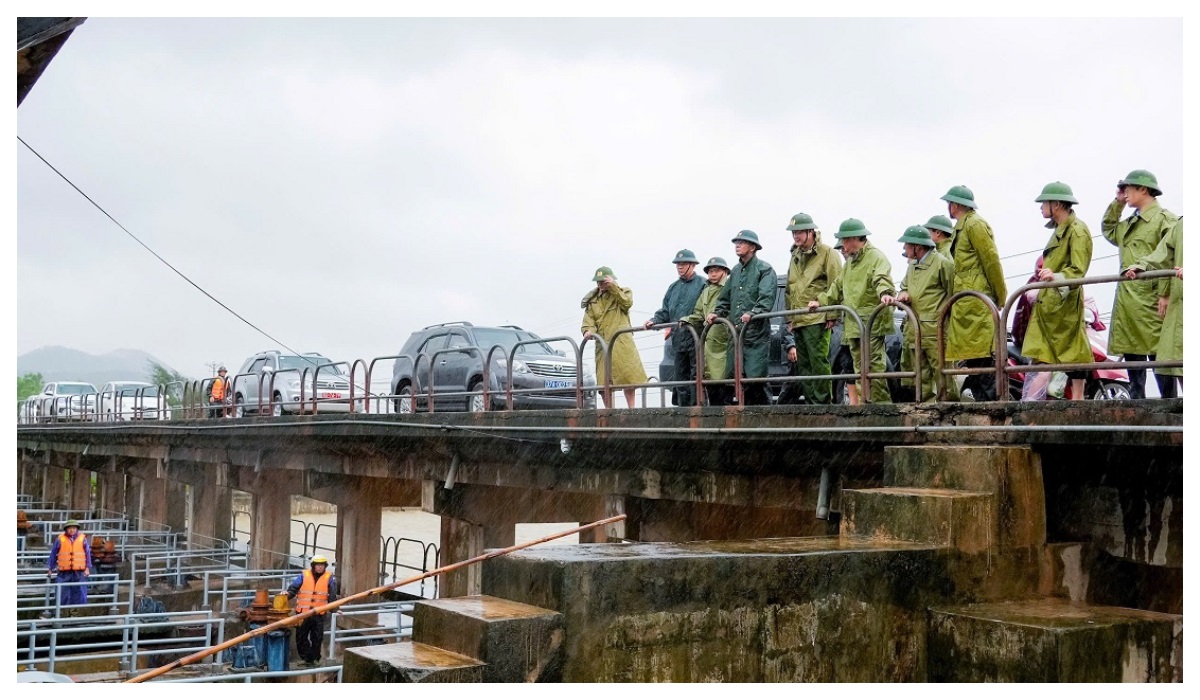 Lãnh đạo Công an tỉnh tham gia kiểm tra công tác ứng phó bão số 10