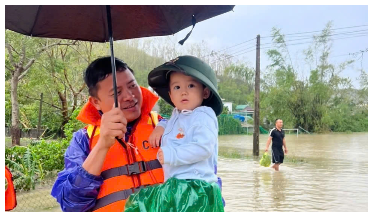 Giúp dân trong mưa bão - Mệnh lệnh từ trái tim