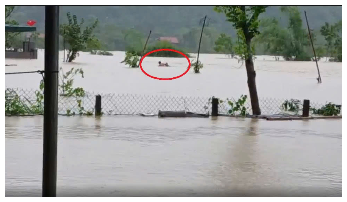 Công an xã Môn Sơn, tỉnh Nghệ An cứu người trong cơn lũ