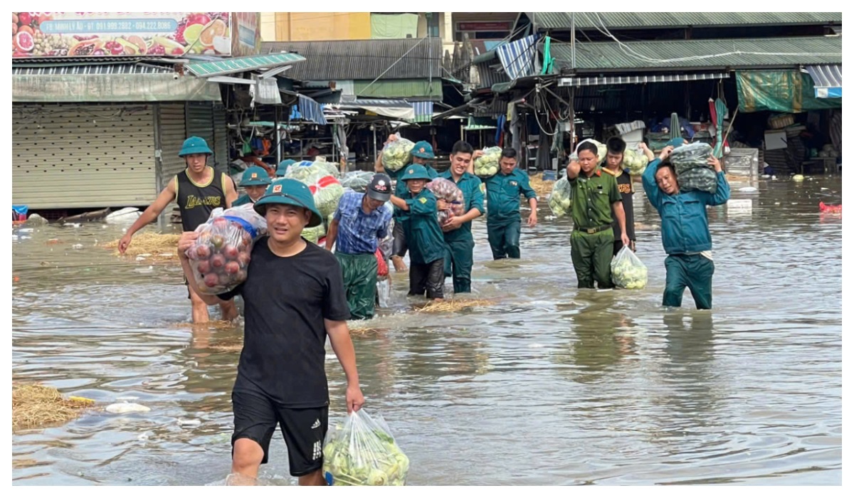 Công an phường Trường Vinh hỗ trợ người dân di dời tài sản tại cùng ven sông Vinh sau bão số 10