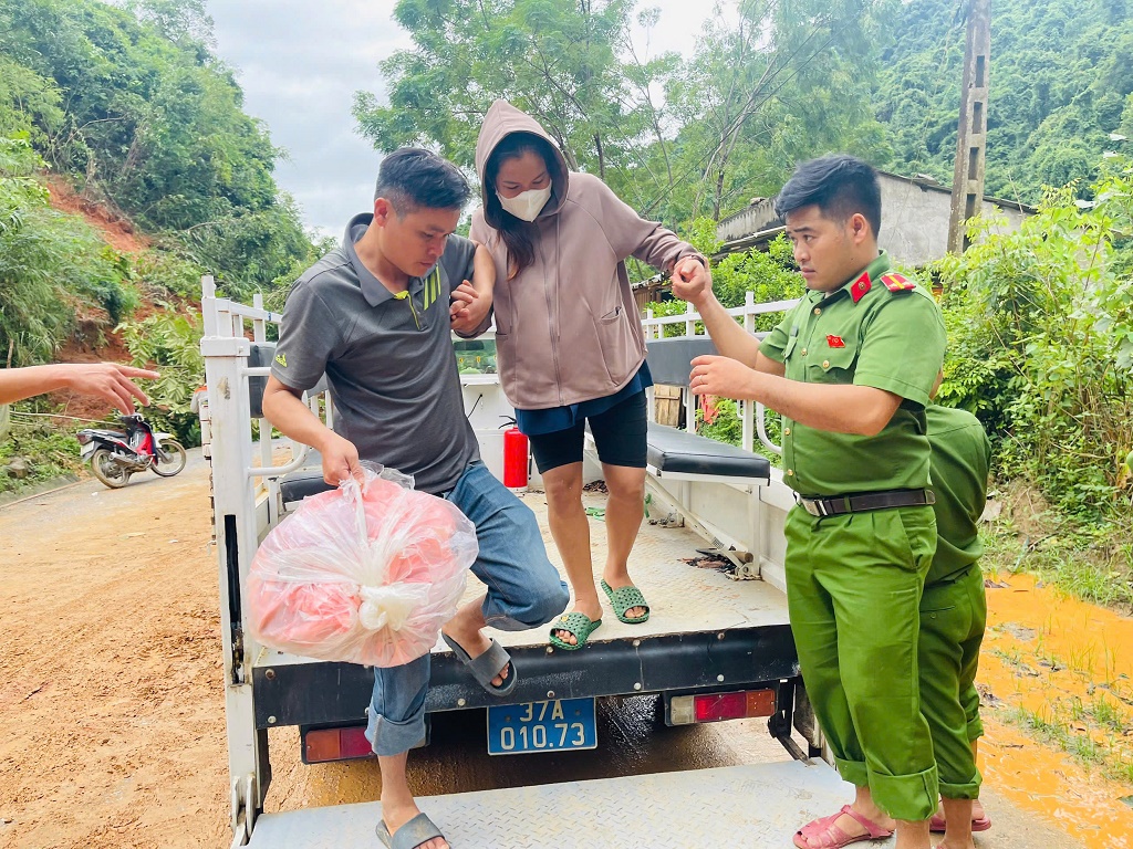 Công an xã Chiêu Lưu, tỉnh Nghệ An kịp thời hỗ trợ sản phụ vượt lũ đi sinh an toàn