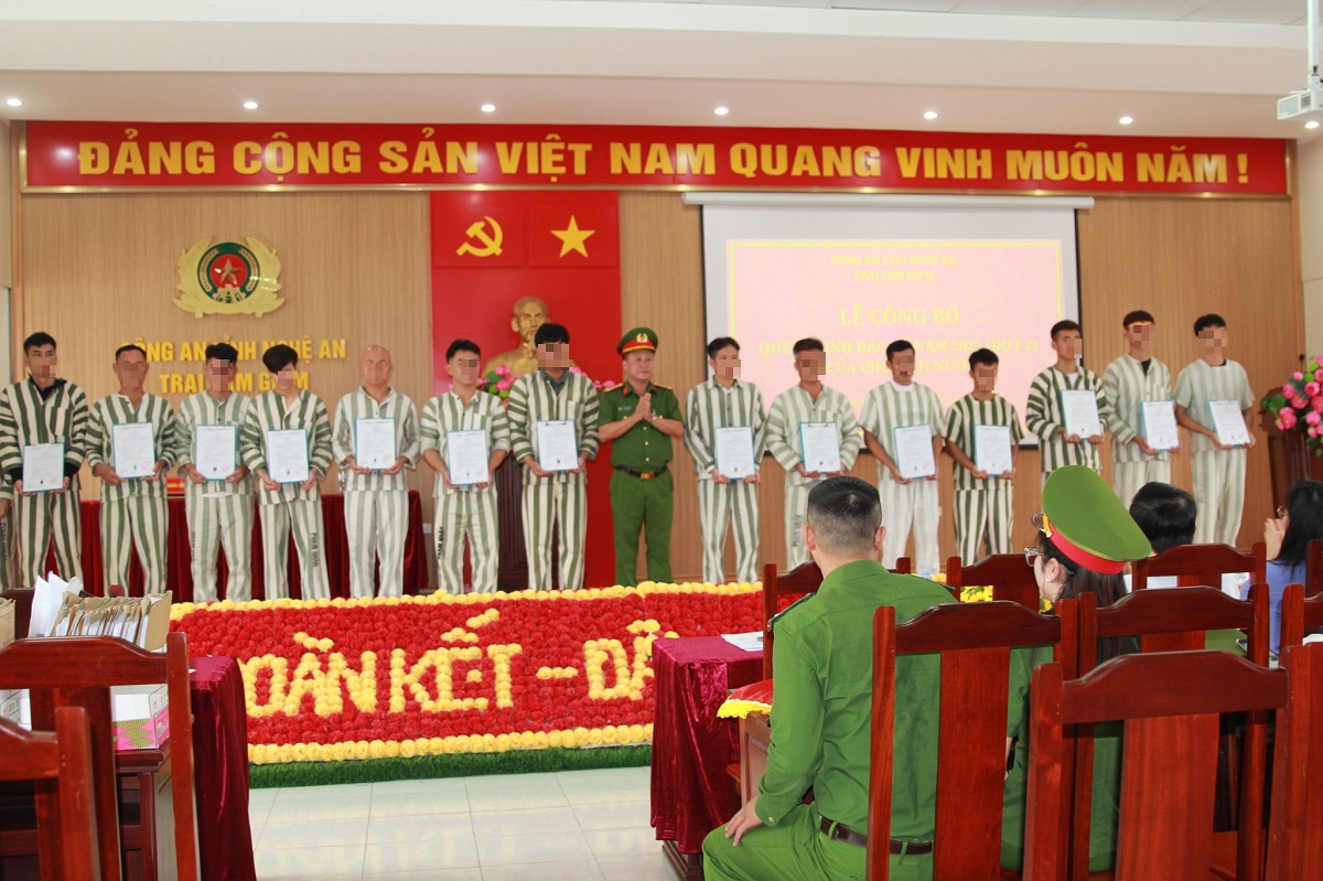 Trao Giấy chứng nhận đặc xá cho các phạm nhân