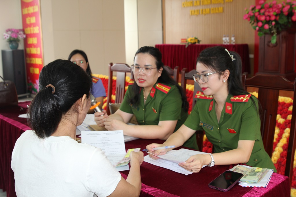 Sau khi nhận Quyết định đặc xá, các phạm nhân được cán bộ Trại Tạm giam cấp căn cước, chứng chỉ nghề và hỗ trợ kinh phí đi đường 