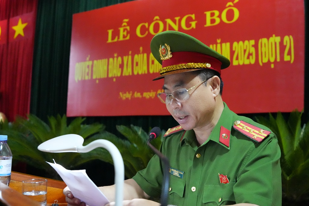 Đại tá Nguyễn Văn Thắng, Giám thị Trại Giam số 6  công bố Quyết định đặc xá của Chủ tịch nước.