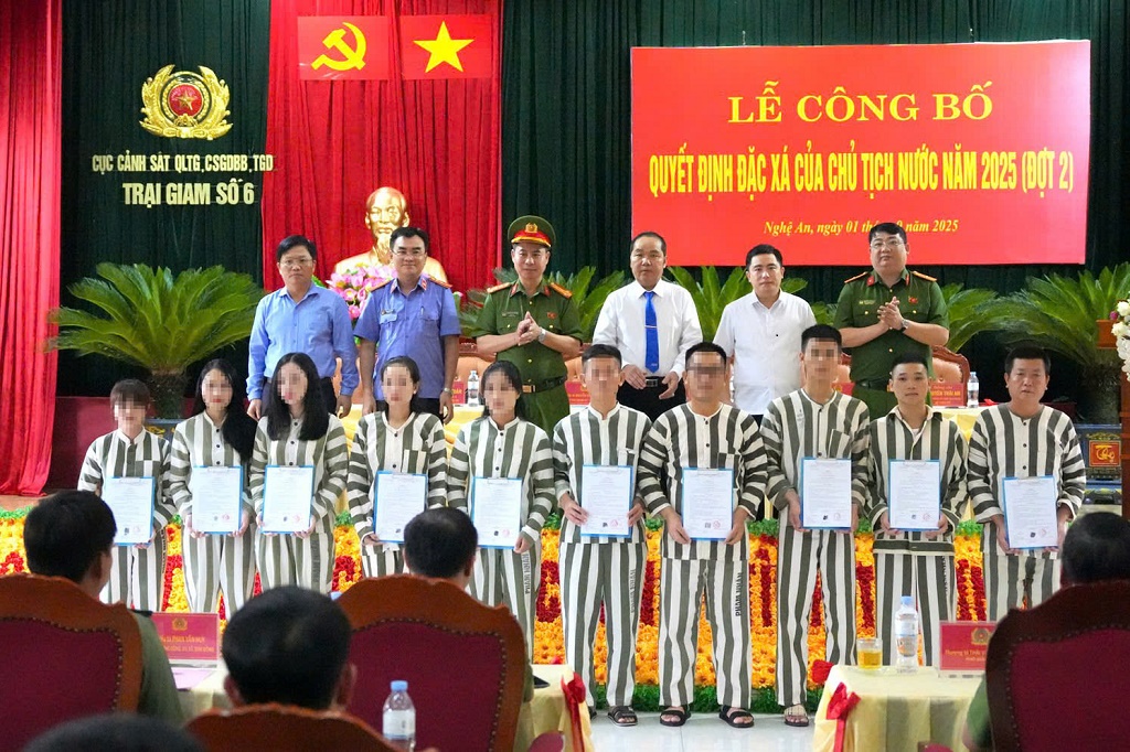 Trao Quyết định đặc xá cho các phạm nhân.