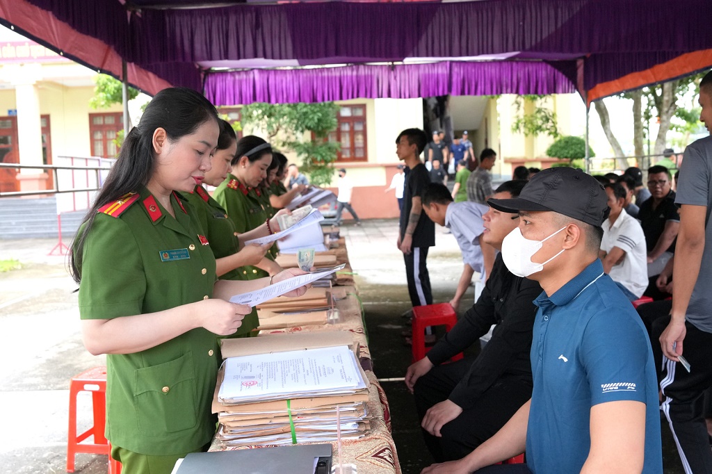 Sau khi nhận Quyết định đặc xá, các phạm nhân được cán bộ Trại Tạm giam cấp căn cước, chứng chỉ nghề và hỗ trợ kinh phí đi đường.