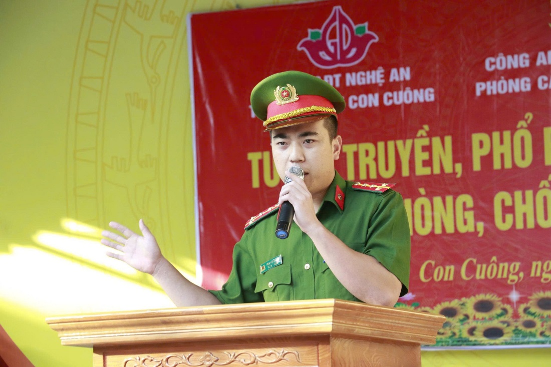 Báo cáo viên tuyên truyền truyền về tội phạm mua bán người