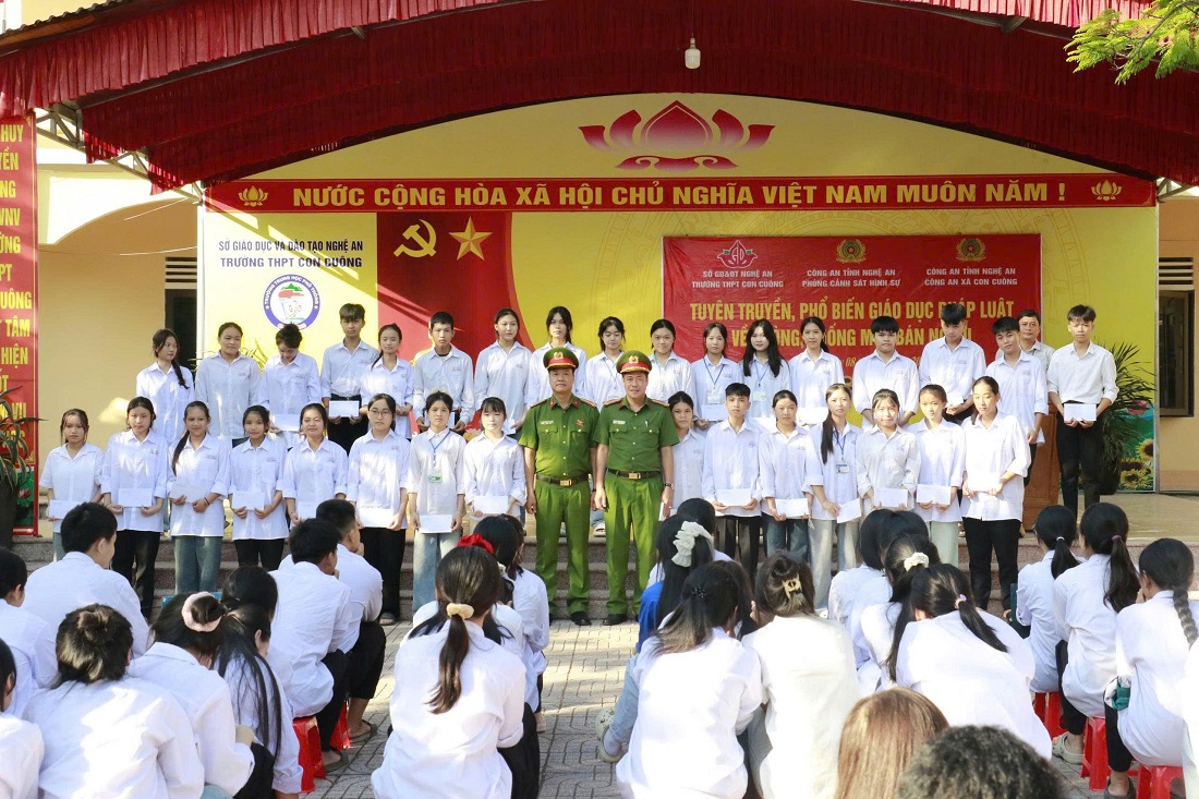 Phòng Cảnh sát hình sự Công an tỉnh Nghệ An trao tặng các suất quà tới các em học sinh có hoàn cảnh khó khăn học giỏi