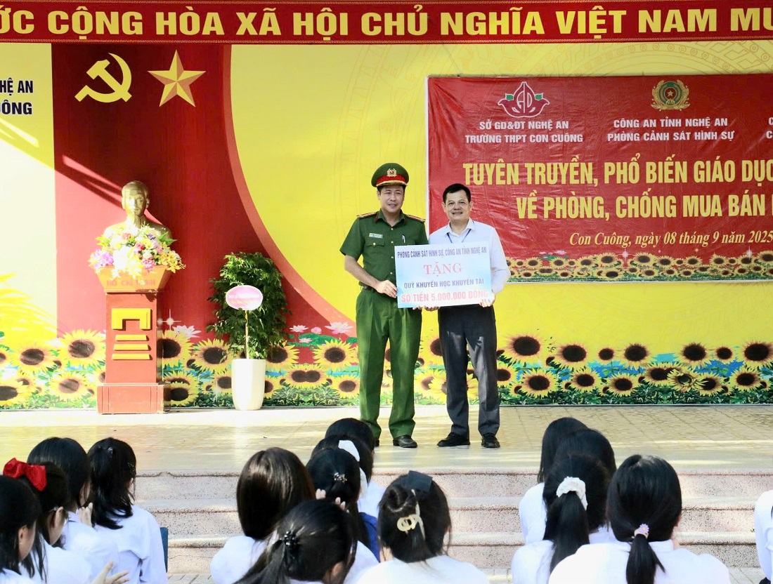 Phòng Cảnh sát hình sự Công an tỉnh Nghệ An trao tặng 5 triệu đồng tới quỹ khuyến học nhà trường