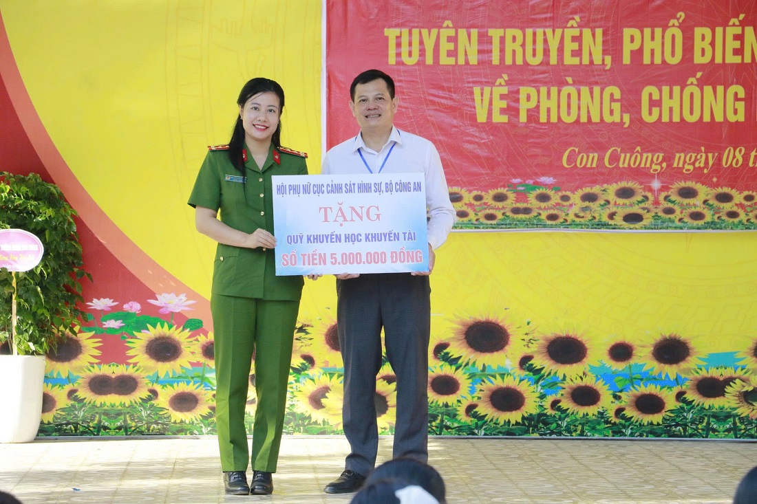 Hội phụ nữ Cục Cảnh sát hình sự trao tặng 5 triệu đồng tới quỹ khuyến học nhà trường
