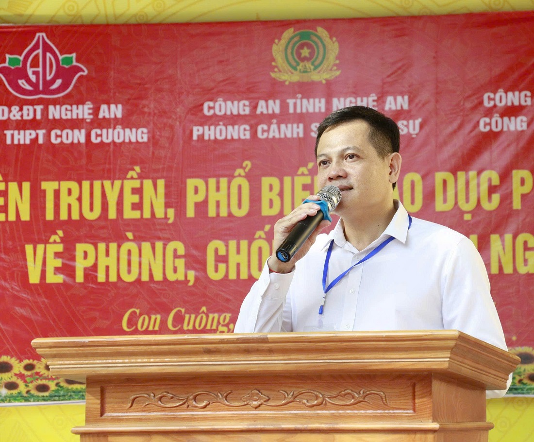 Lãnh đạo trường THPT Con Cuông phát biểu tại buổi tuyên truyền