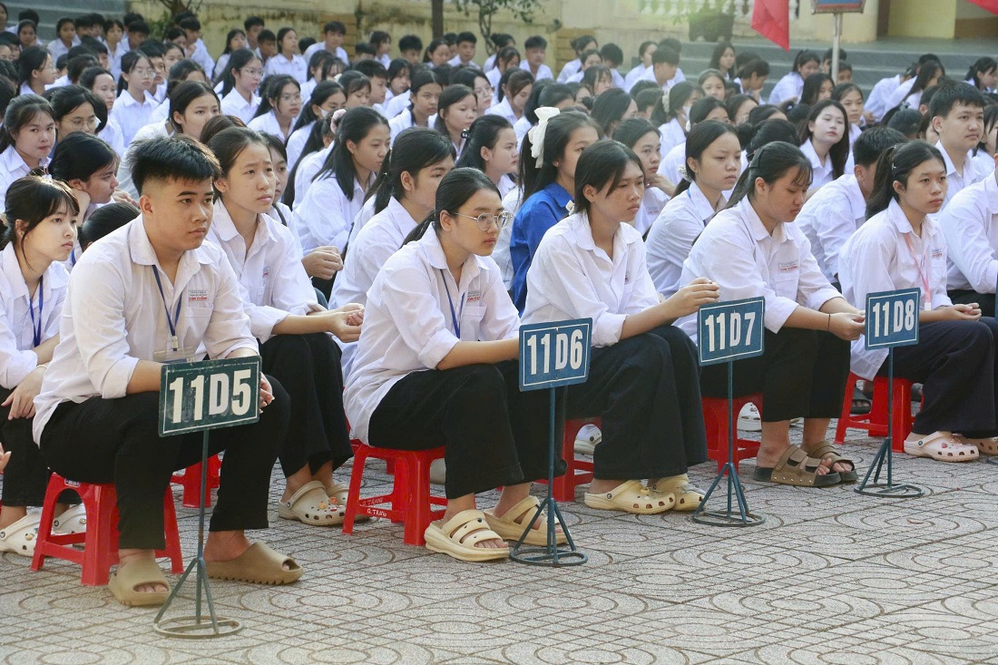 Học sinh trường THPT Con Cuông tại buổi tuyên truyền