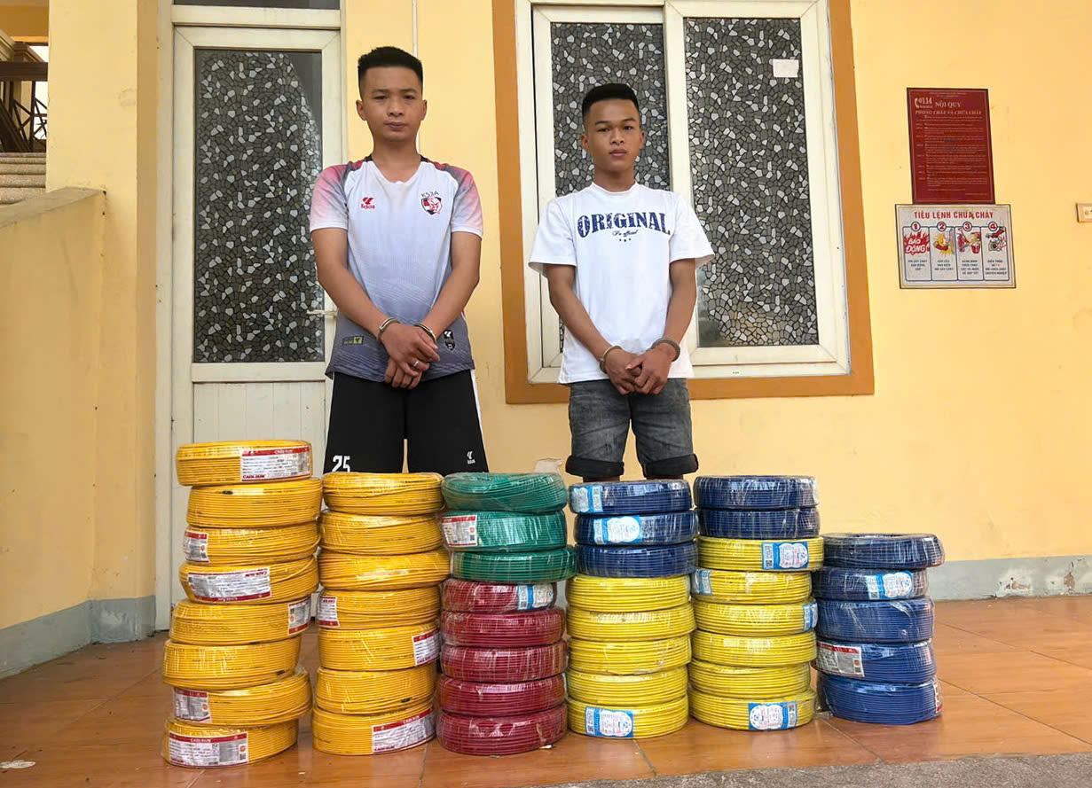 02 đối tượng Nguyễn Quang Việt và Nguyễn Hữu Bằng cùng tang vật vụ án