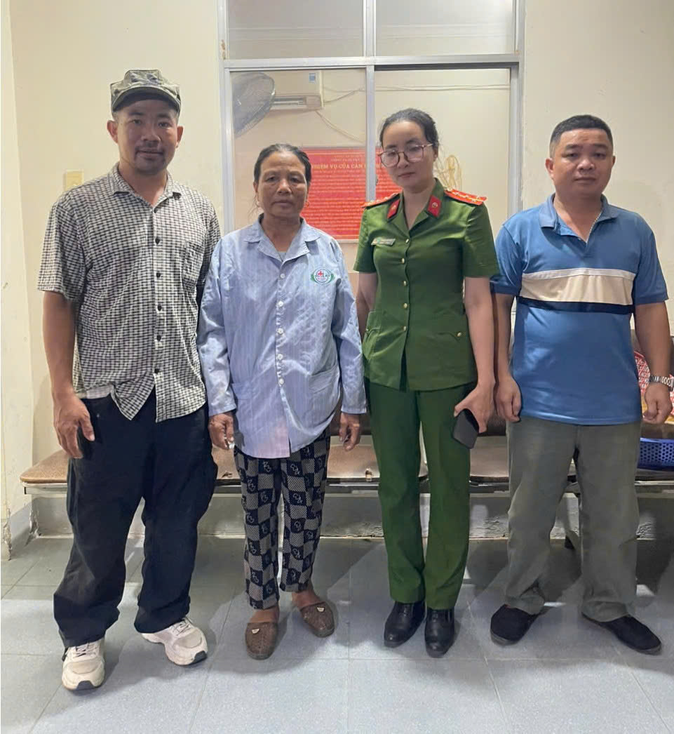 Gặp lại mẹ, con trai bà Tâm đã bày tỏ lòng cảm ơn sâu sắc trước nghĩa cử cao đẹp của Công an xã Nghi Lộc