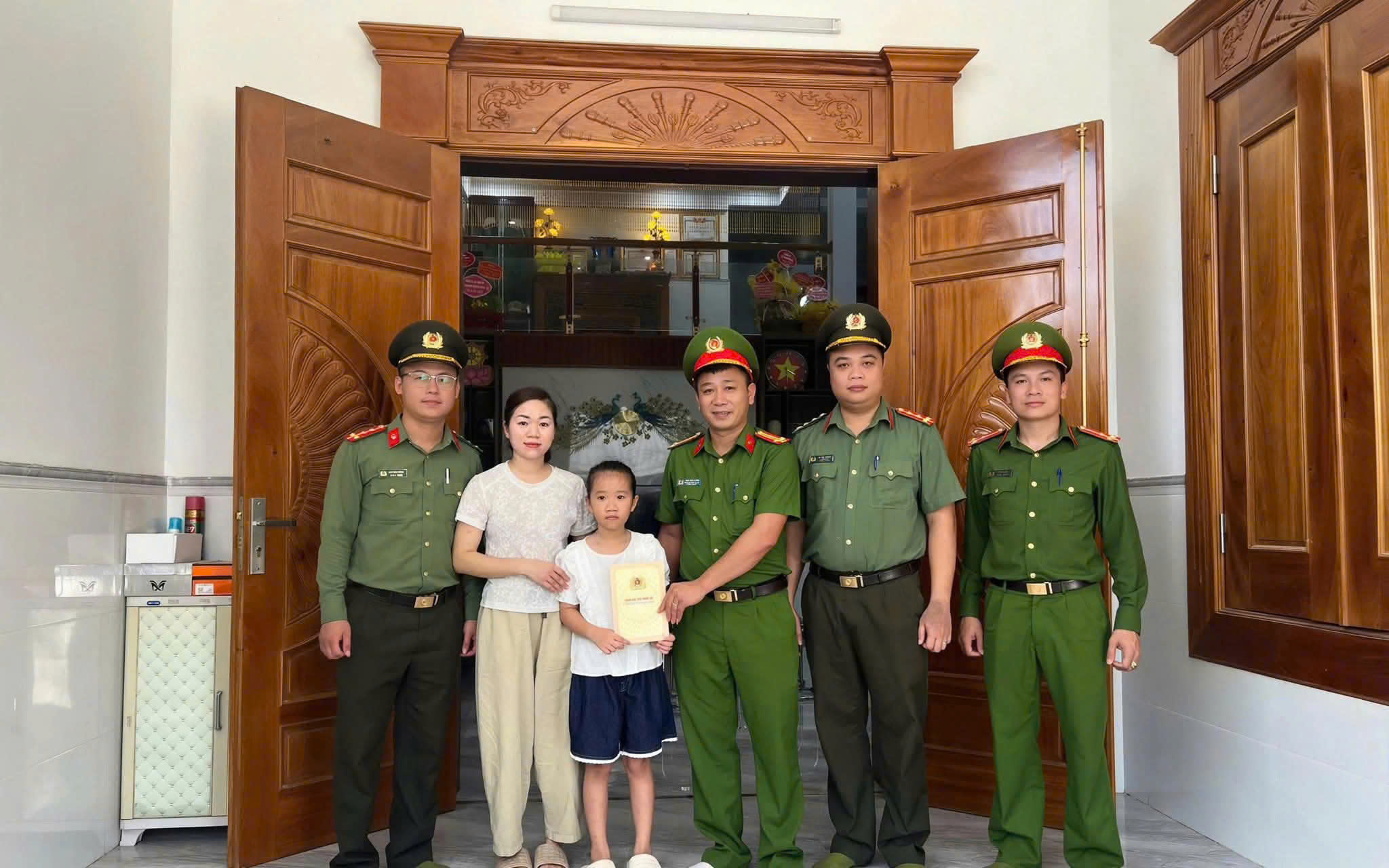 Công an xã Quỳ Châu thăm, tặng quà tri ân gia đình liệt sĩ Sầm Quốc Nghĩa