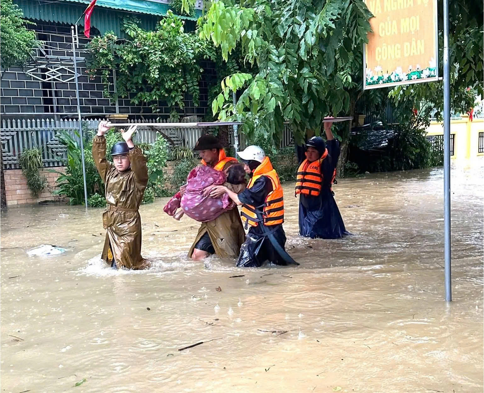 Công an xã Quỳ Châu đi đầu trong hoạt động phòng chống thiên tai, bão lụt trên địa bàn, hỗ trợ di chuyển người dân đến nơi an toàn trong mưa bão 