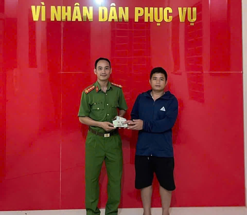 Công an xã Quỳ Châu trao trả tài sản tới người đánh rơi