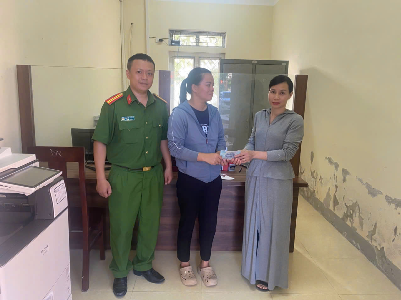 Với sự hỗ trợ của Công an xã Trung Lộc, chị Sơn đã nhanh chóng nhận lại tiền bị đánh rơi