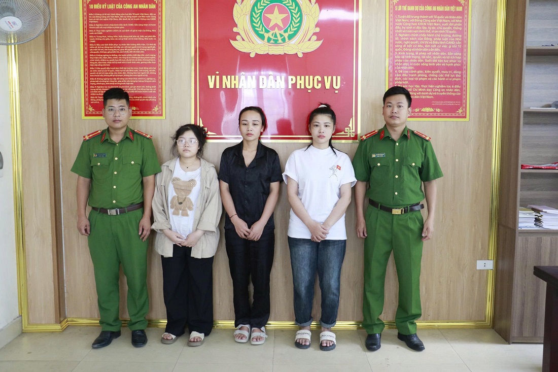 Các đối tượng Vi Thị Lan, Lô Thị Vuông và Lô Thị Nhâm tại Cơ quan Công an