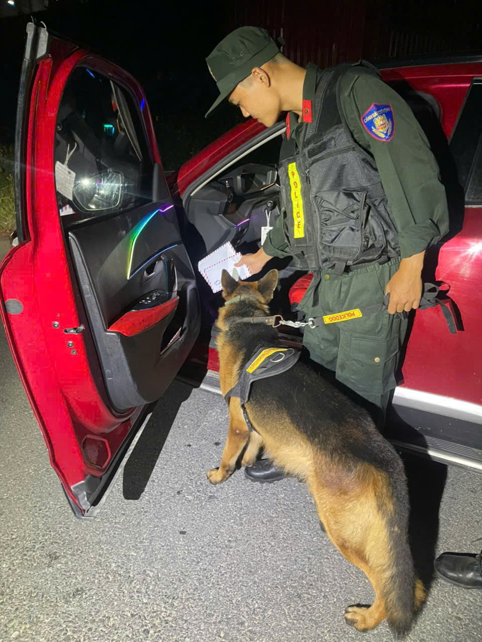 Lực lượng Cảnh sát cơ động sử dụng chó nghiệp vụ trong đấu tranh, làm rõ hành vi vi phạm pháp luật của các đối tượng