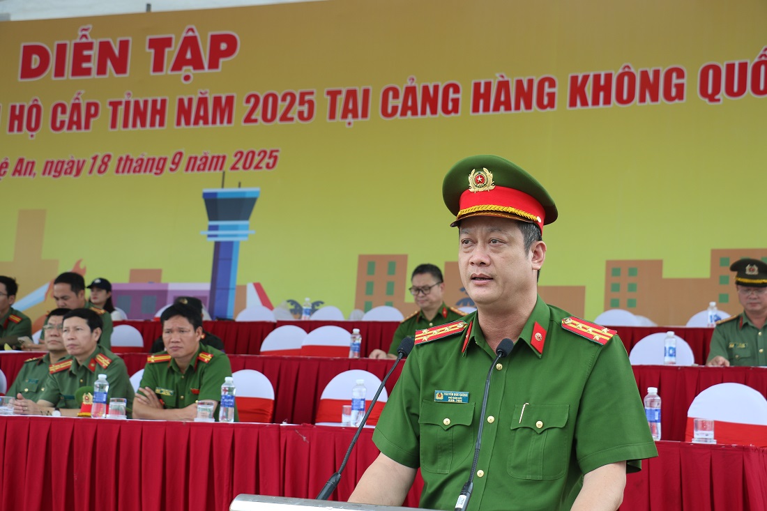 Đồng chí Đại tá Nguyễn Đức Cường - Phó Giám đốc Công an tỉnh phát biểu tại buổi tổng duyệt