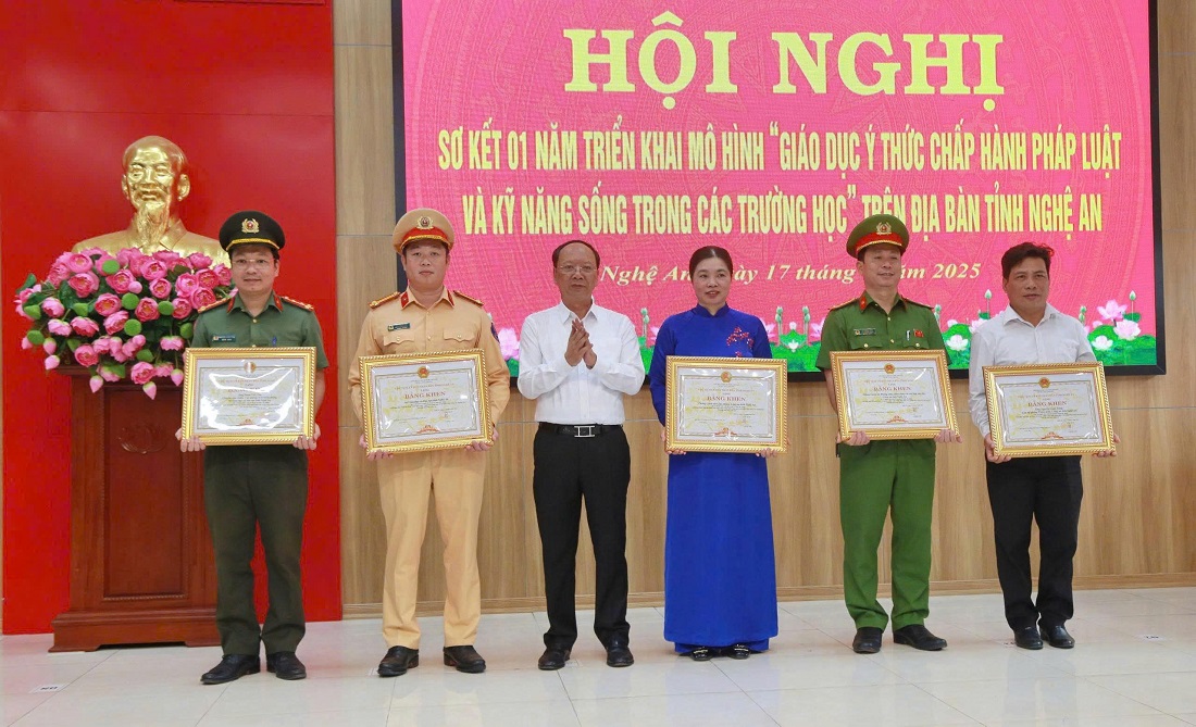 Đồng chí Bùi Thanh An, Ủy viên Ban Thường vụ Tỉnh ủy, Phó Chủ tịch Thường trực UBND tỉnh tặng Bằng khen của UBND tỉnh cho các tập thể, cá nhân