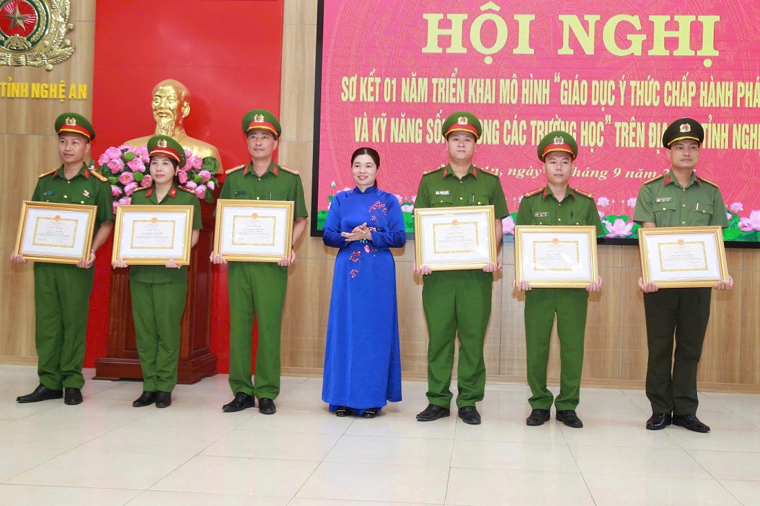 Đồng chí Hồ Thị Châu Loan, Phó Giám đốc Sở Giáo dục và Đào tạo Nghệ An tặng Giấy khen của Giám đốc Sở Giáo dục và Đào tạo cho các cá nhân