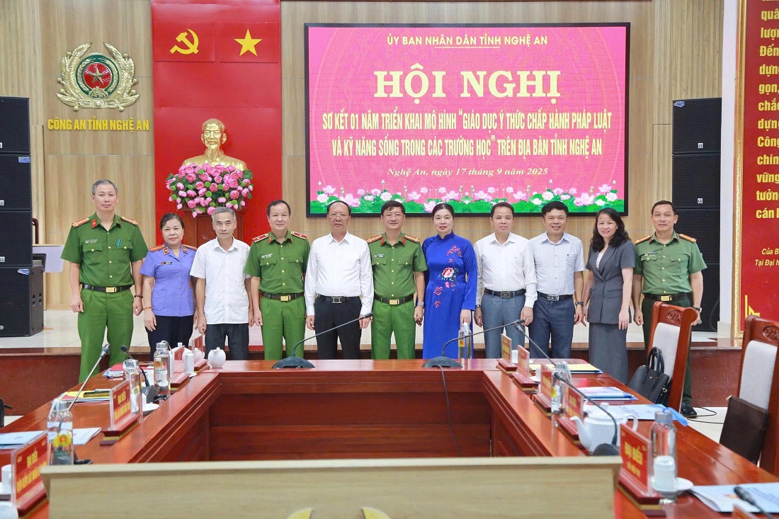 Các đại biểu chụp ảnh lưu niệm