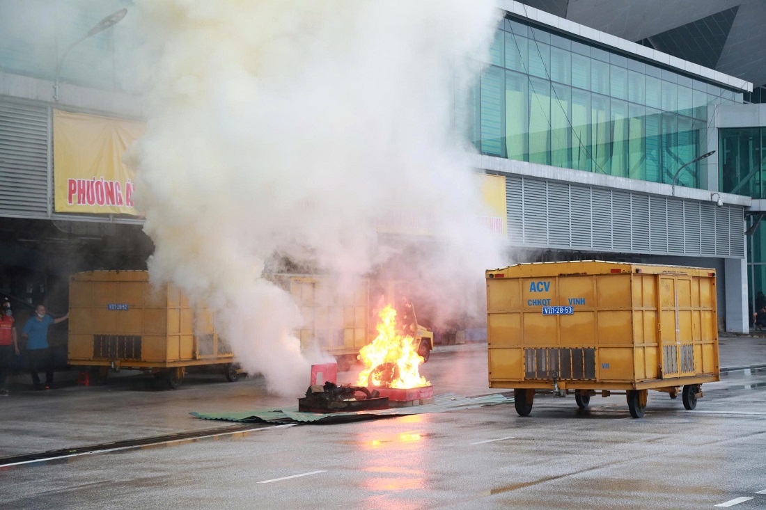 Hình ảnh phóng viên ghi nhận các tình huống giả định tại buổi thực tập, đám cháy giả định tại khu vực băng truyền tải về tầng 1