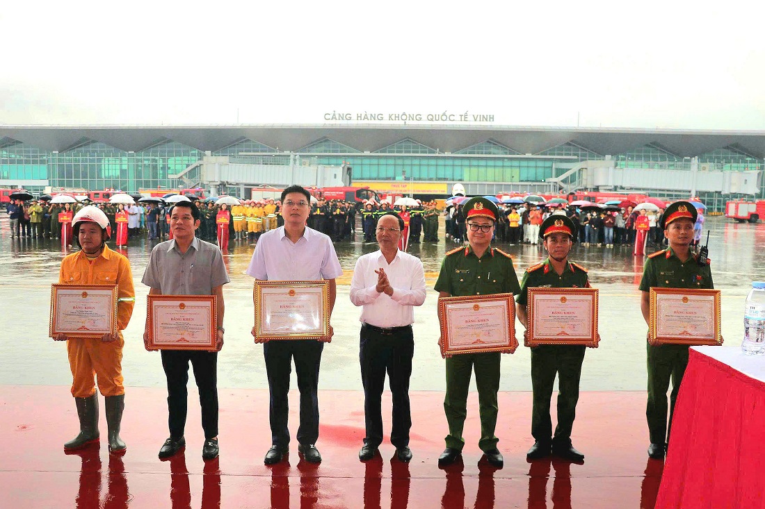 Đồng chí Bùi Thanh An, Ủy viên Ban Thường vụ Tỉnh ủy, Phó Chủ tịch Thường trực UBND tỉnh, Trưởng Ban chỉ đạo PCCC và CNCH tỉnh tặng Bằng khen cho các tập thể, cá nhân có thành tích xuất sắc trong buổi thực tập