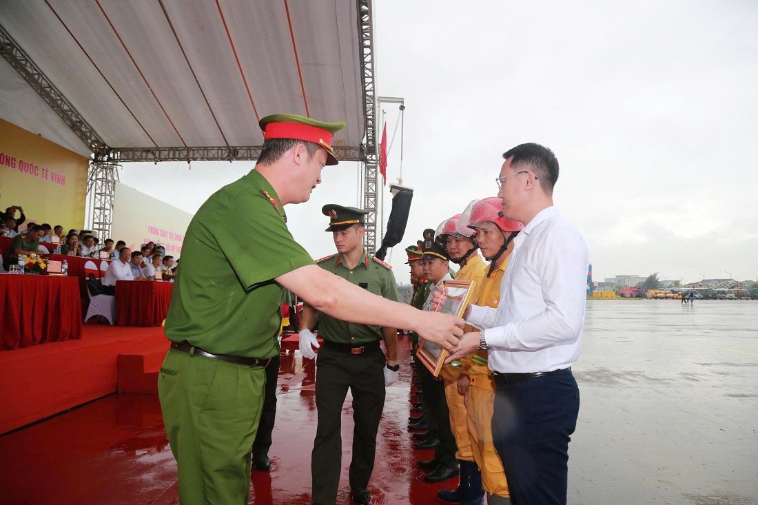 Đồng chí Đại tá Nguyễn Đức Cường, Ủy viên Ban Thường vụ Đảng ủy, Phó Giám đốc Công an tỉnh tặng Giấy khen cho các tập thể, cá nhân trong buổi thực tập