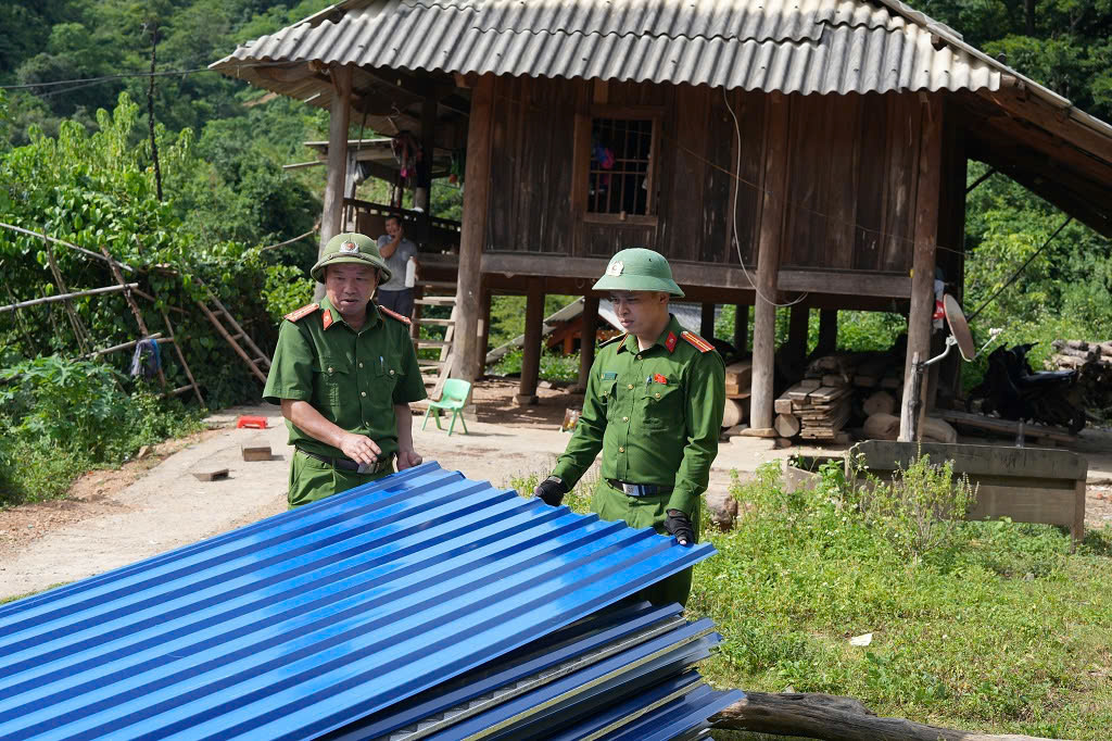 Công an xã Mường Típ vượt đồi vận chuyển vật liệu dựng nhà cho bà con bản Ta Đo