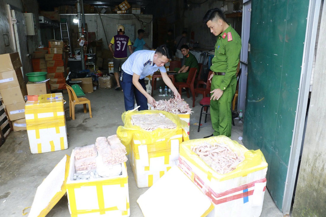 Lực lượng chức năng kiểm tra tại kho đông lạnh