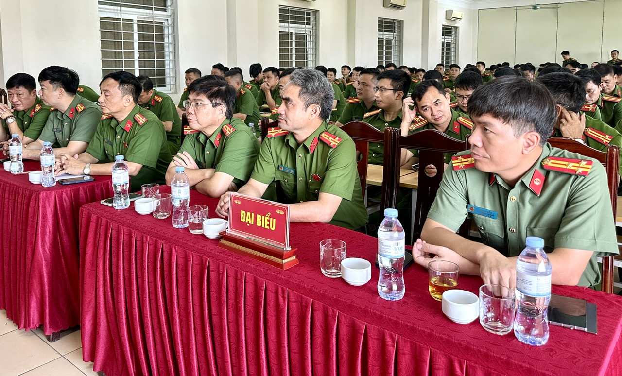 Các đại biểu tham dự buổi lễ