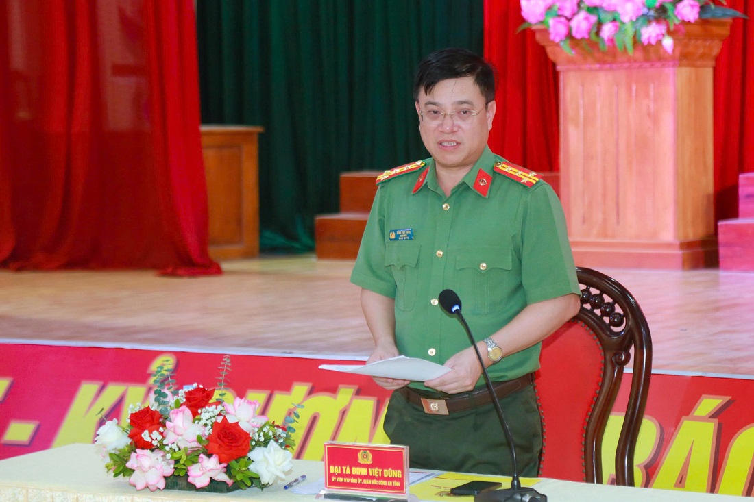 Đồng chí Đại tá Đinh Việt Dũng, Ủy viên Ban Thường vụ Tỉnh ủy, Bí thư Đảng ủy, Giám đốc Công an tỉnh phát biểu chỉ đạo tại buổi làm việc