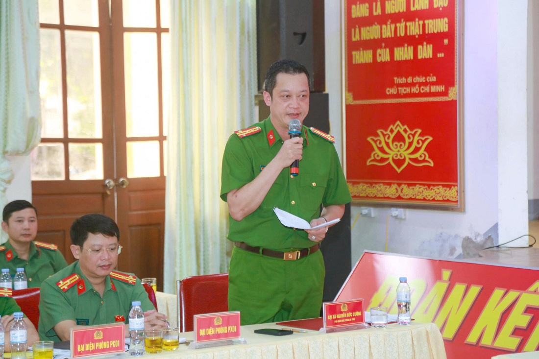 Đồng chí Đại tá Nguyễn Đức Cường, Ủy viên Ban Thường vụ Đảng ủy, Phó Giám đốc Công an tỉnh phát biểu tại buổi làm việc
