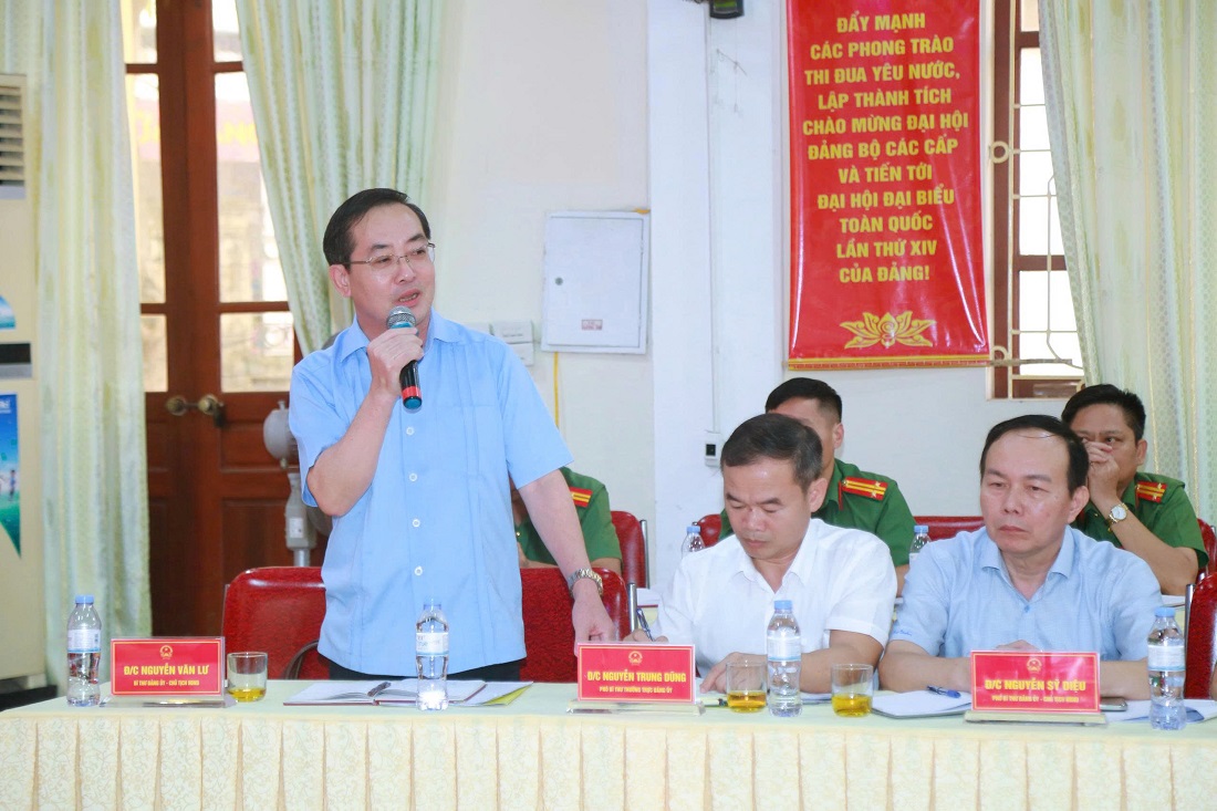 Đồng chí Nguyễn Văn Lư, Bí thư Đảng ủy, Chủ tịch HĐND phường Thành Vinh phát biểu ý kiến