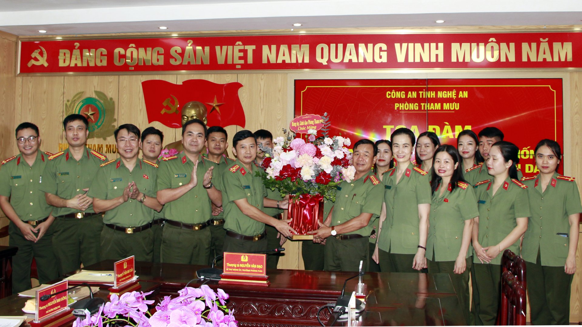 Lãnh đạo Phòng Tham mưu chúc mừng cán bộ chiến sĩ làm công tác cơ yếu Công an Nghệ An nhân kỉ niệm 80 năm ngày truyền thống