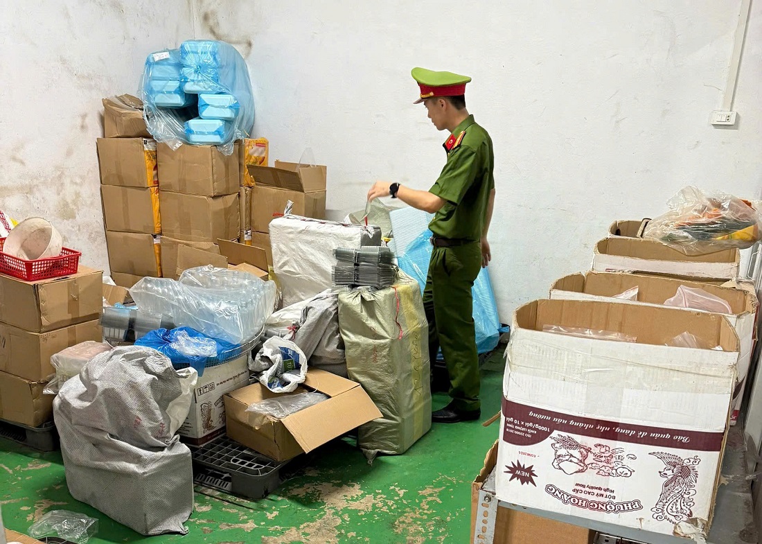 Lực lượng chức năng kiểm tra khu vực để nguyên liệu sơ chế của cơ sở chế biến thực phẩm Thiên Thư Food