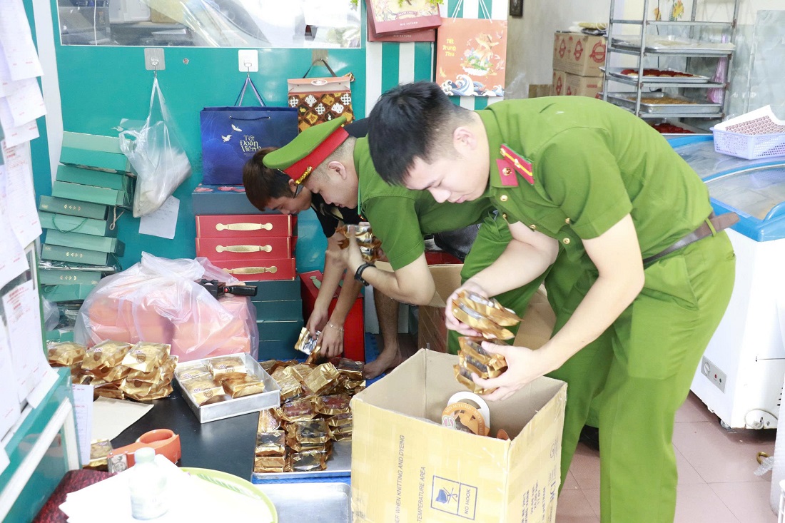 Công an phường Thành Vinh tăng cường kiểm tra các cơ sở kinh doanh, sản xuất bánh Trung thu trên địa bàn