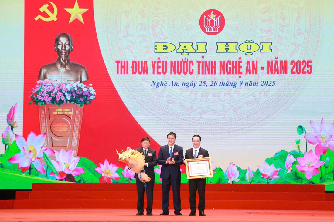 Thừa ủy quyền của Thủ tướng Chính phủ, đồng chí Phạm Huy Giang - Ủy viên Thường trực Hội đồng Thi đua khen thưởng Trung ương, Trưởng Ban Thi đua - Khen thưởng Trung ương trao Bằng khen Thủ tướng tặng Nhân dân và cán bộ tỉnh Nghệ An